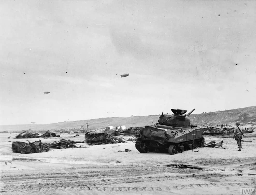 Véhicules détruits à Omaha Beach