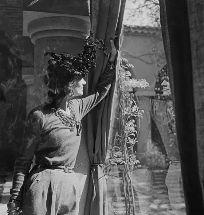 VISUEL NO 2 Gabrielle Chanel at La Pausa ©Chanel