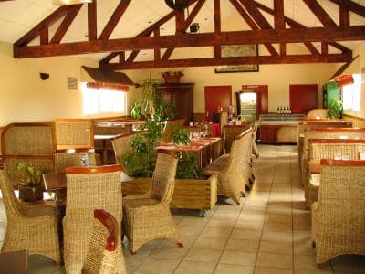 La salle de restaurant du Tinajo au camping utah beach