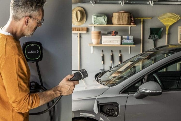 Profitez des aides pour installer une borne de recharge à domicile.