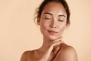 Corrigez les imperfections pour révéler une peau lisse et radieuse.