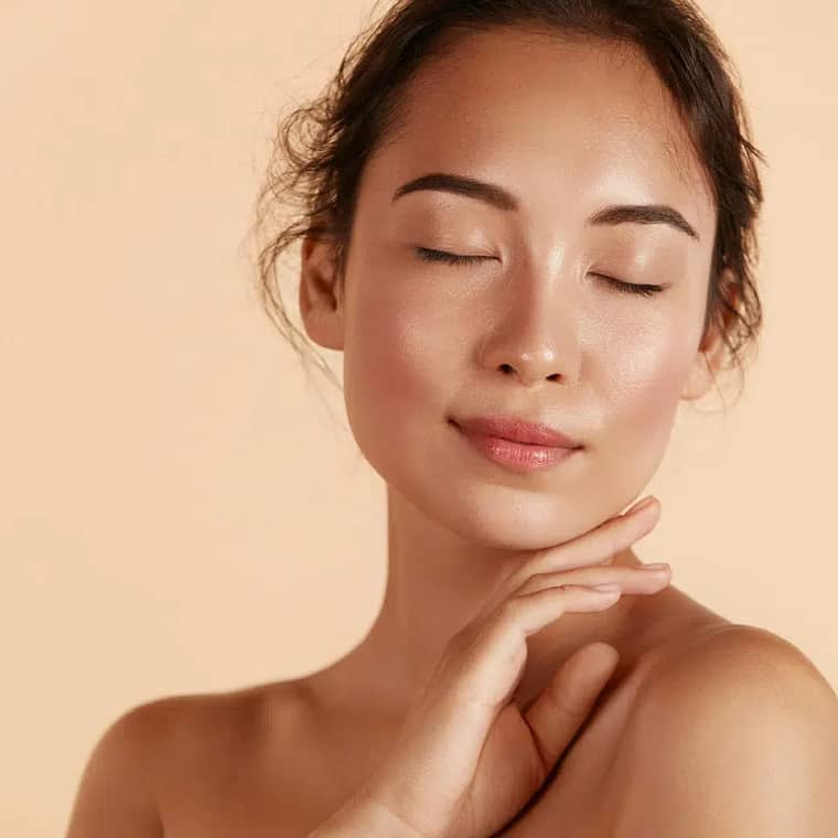 Corrigez les imperfections pour révéler une peau lisse et radieuse.