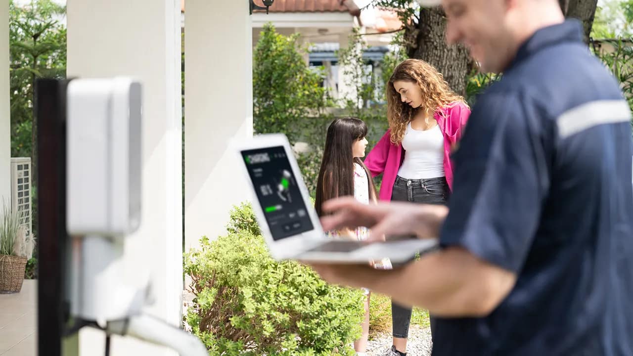 Installation d'une borne de recharge par un technicien AcerSolar