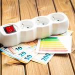 multiprise au-dessus de billets et de l'echelle de classification de consommation énergie