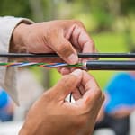 Gros plan sur une installation manuelle de fibre optique – déploiement 2025
