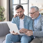Personne s'informant de l'évolution de l'assurance obsèques