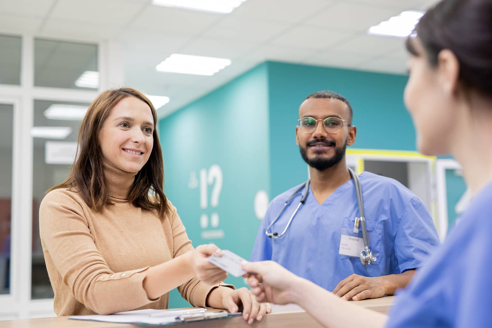 Patient donnant sa carte de mutuelles santé à un médecin