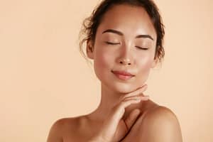 Corrigez les imperfections pour révéler une peau lisse et radieuse.