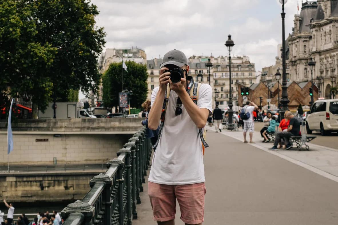 Touriste chinois avec un appareil photo en France