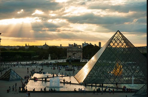 louvre-pyramide-touristes