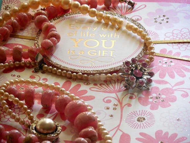 Les touristes chinois font du shopping pour offrir des cadeaux. 