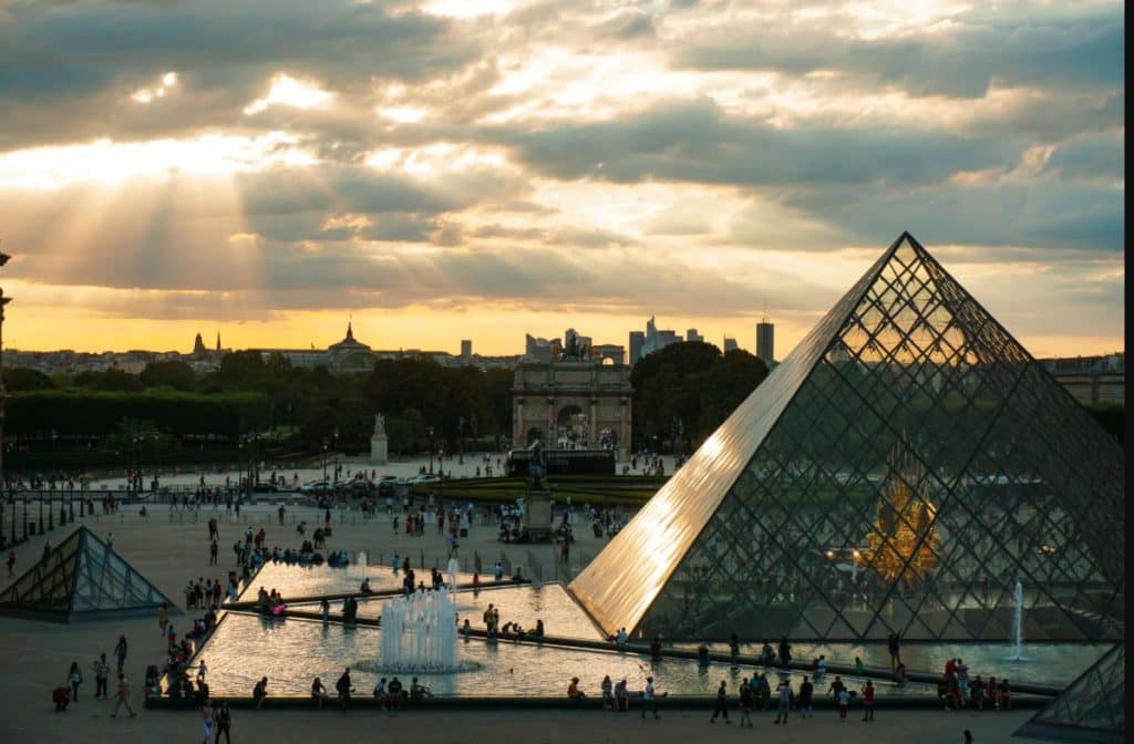louvre-pyramide-touristes