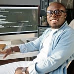 top metier informatique developpement web homme trentenaire cherchant un métier du developpement