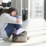 une etudiante dans son ecole n'aime pas ses études et veut se réorienter