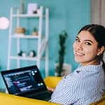 femme web developer en train de coder sur son ordinateur pour créer son portfolio