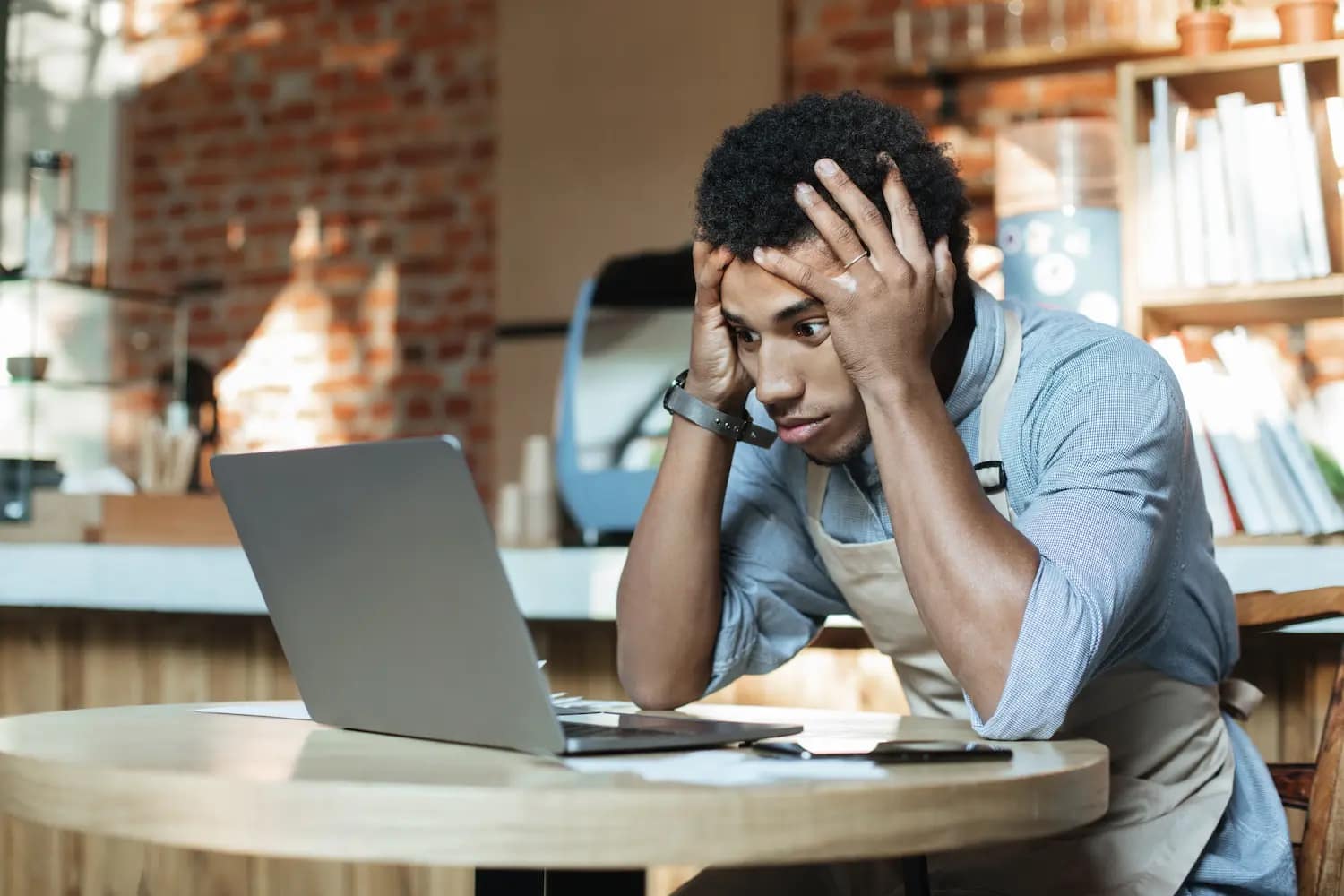 jeune homme étudiant stressant devant son ordinateur portable à cause de sa formation a distance