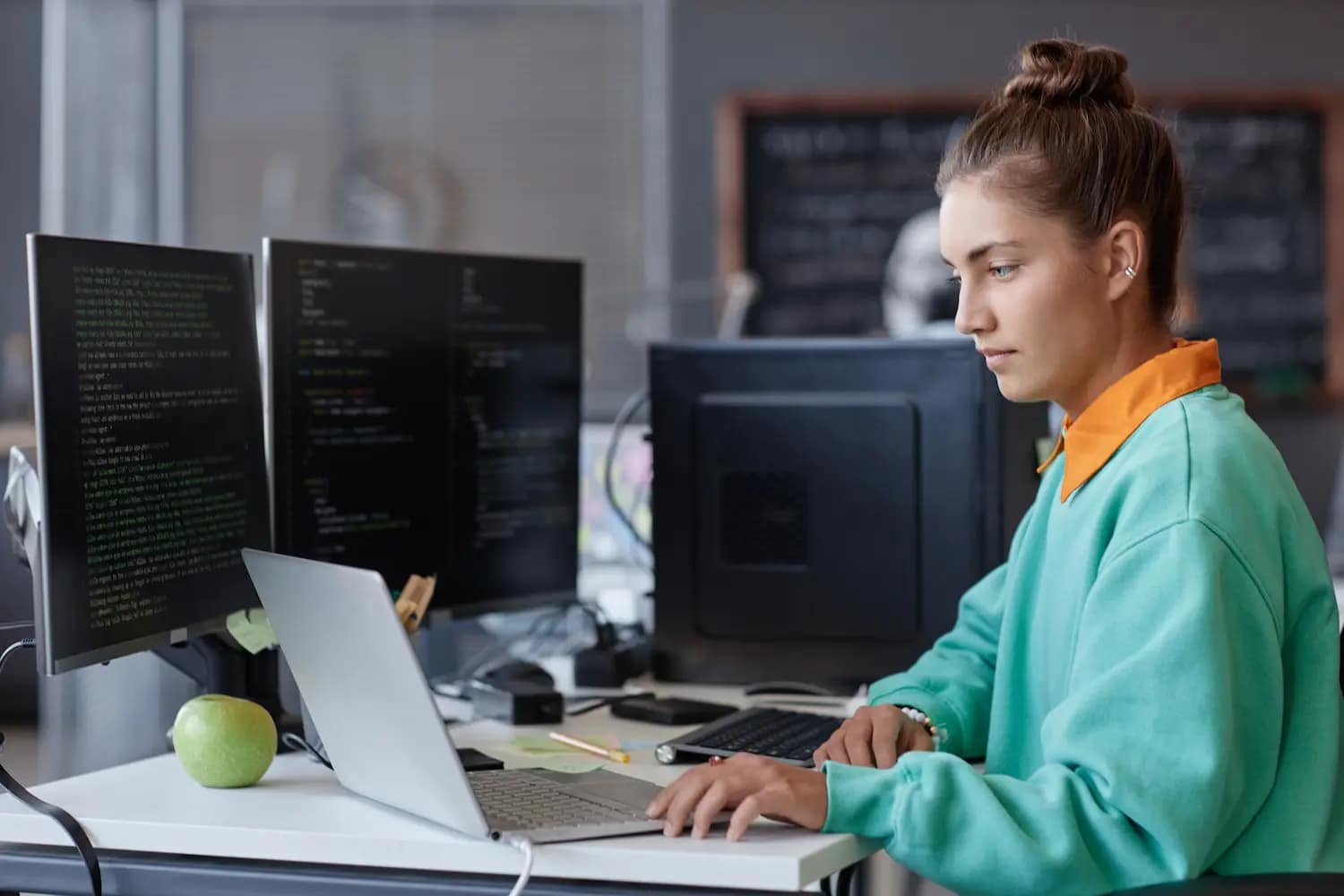 une fille en train de coder afin de créer son art grâce au creative code