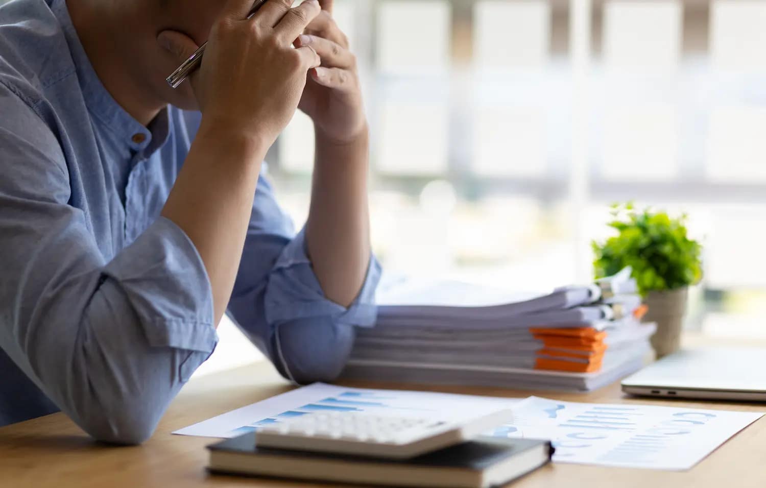 un homme stressé qui étudie la comptabilité à son bureau