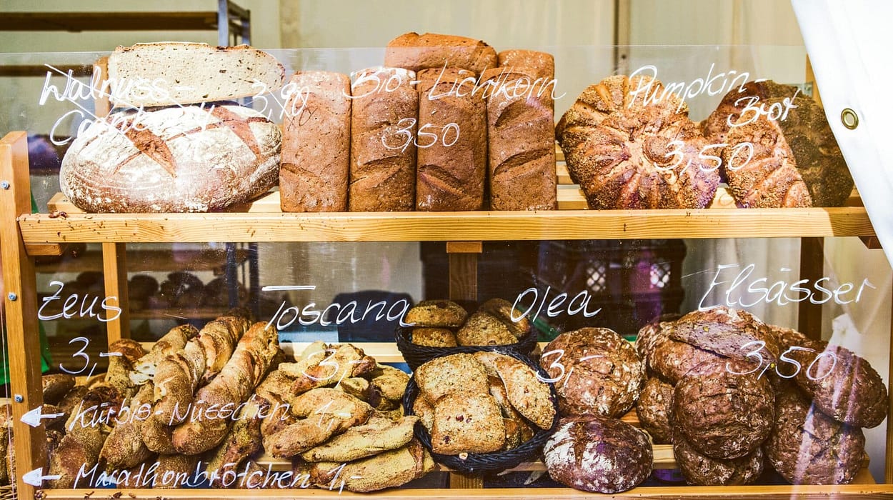 prix affichés sur la vitrine d'une boulangerie