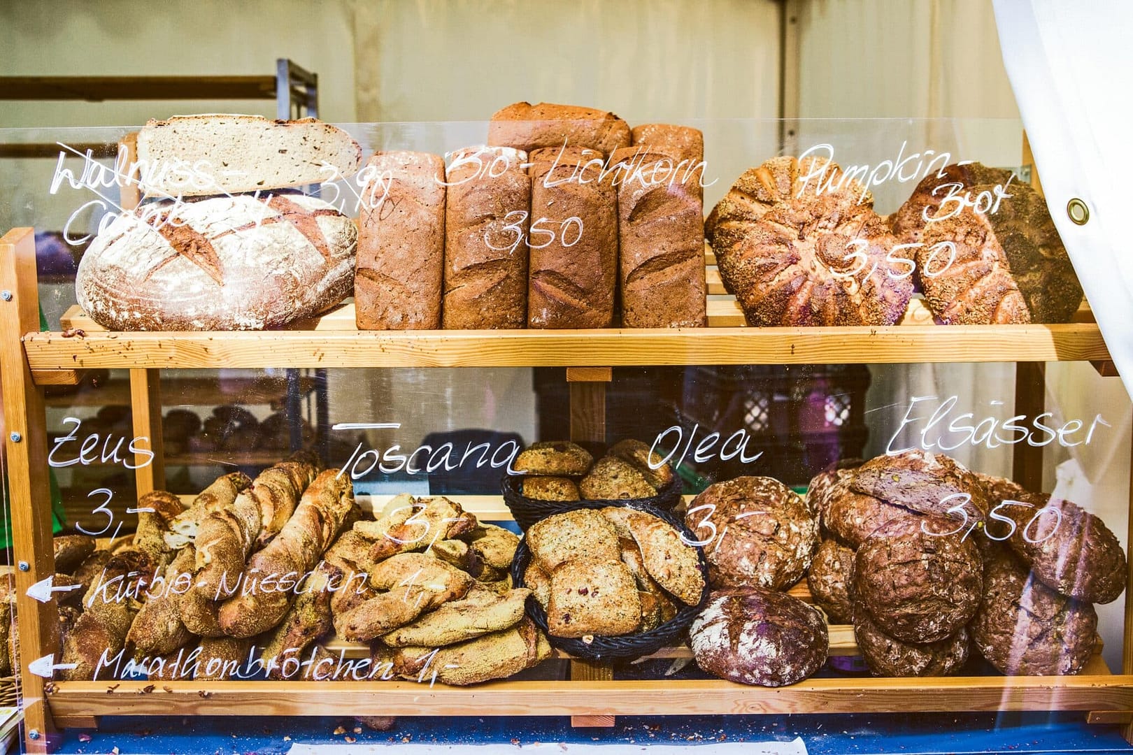 prix affichés sur la vitrine d'une boulangerie