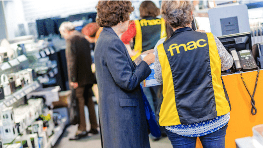Picture of Fnac employee discussing with a client