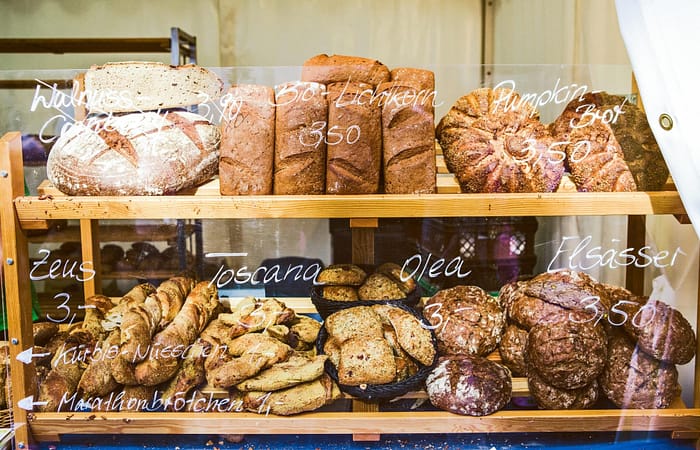 prix affichés sur la vitrine d'une boulangerie